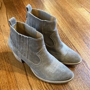Dolce Vita womens 8.5 booties. Western!